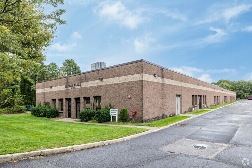 1531-1563 Lincoln Ave, Holbrook, NY à vendre - Photo principale – Image 1 sur 4