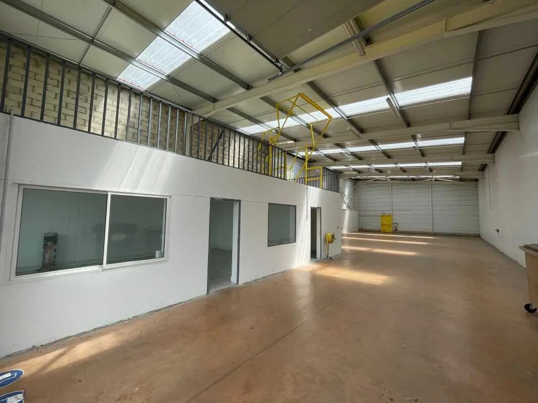 Bureau dans Lacroix-Saint-Ouen à louer Photo intérieure– Image 1 sur 9