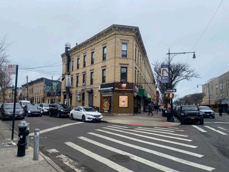 5940 Myrtle Ave, Ridgewood, NY à vendre - Photo de l’immeuble – Image 3 sur 15