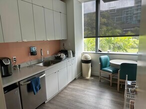 21550 Biscayne Blvd, Aventura, FL à louer Photo de l’immeuble– Image 2 sur 4