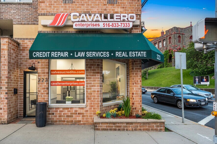 223 Glen St, Glen Cove, NY à louer - Photo de l’immeuble – Image 1 sur 10