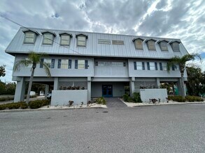 3909 E Bay Dr, Holmes Beach, FL à louer Photo de l’immeuble– Image 2 sur 22