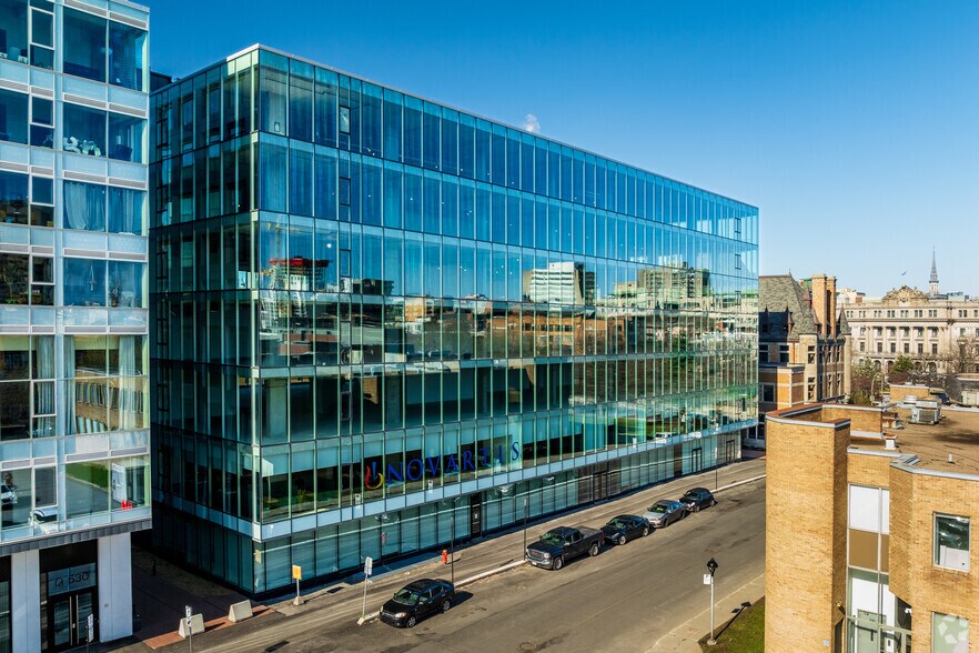 700 Rue Saint-Hubert, Montréal, QC à louer - Photo de l’immeuble – Image 2 sur 5