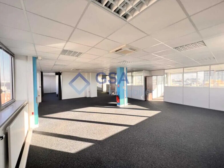 Bureau dans Évry-Courcouronnes à louer - Photo de l’immeuble – Image 1 sur 11