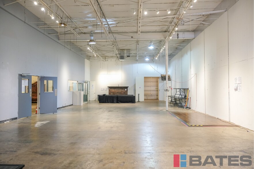 9203 Diplomacy Row, Dallas, TX à louer - Photo de l’immeuble – Image 3 sur 12