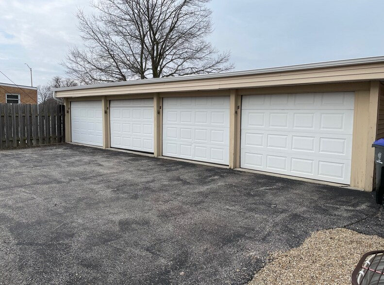 221 Robinhood Ln, Bloomington, IL à vendre - Photo de l’immeuble – Image 3 sur 7