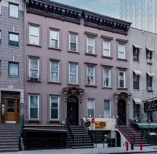 321-323 W 51st St, New York, NY à vendre - Photo de l’immeuble – Image 2 sur 6