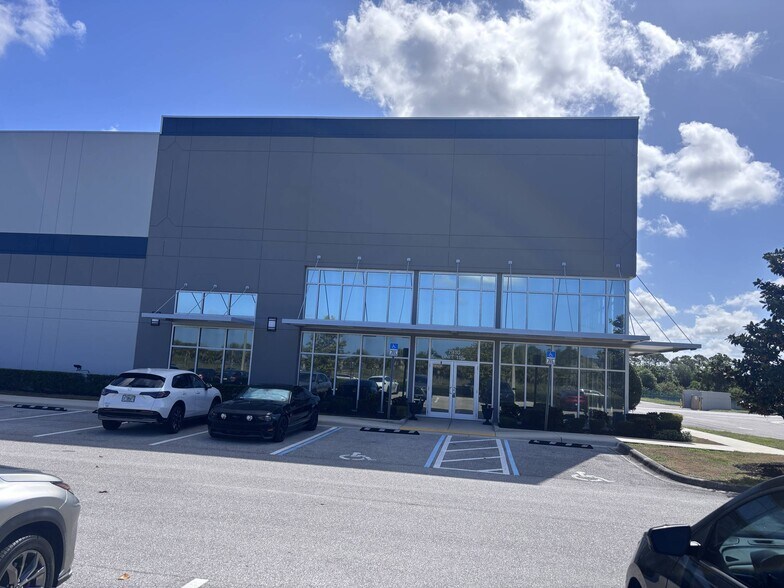 7910 25th Ct E, Sarasota, FL à louer - Photo de l’immeuble – Image 3 sur 7