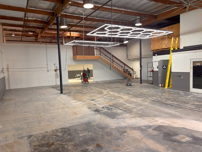 21562-21592 Surveyor Cir, Huntington Beach, CA à louer - Photo de l’immeuble – Image 2 sur 5