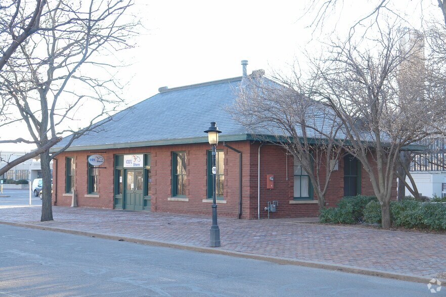 725 E Douglas Ave, Wichita, KS à louer - Photo principale – Image 1 sur 4