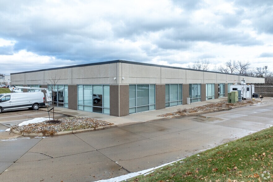 3601-3629 109th St, Urbandale, IA à louer - Photo de l’immeuble – Image 2 sur 4