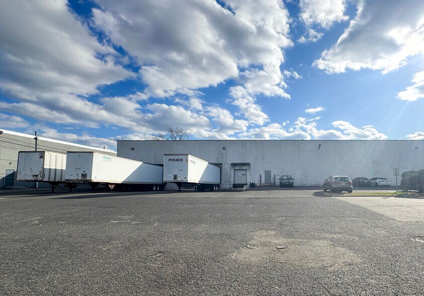 135 W Commercial Ave, Moonachie, NJ à louer - Photo de l’immeuble – Image 2 sur 3