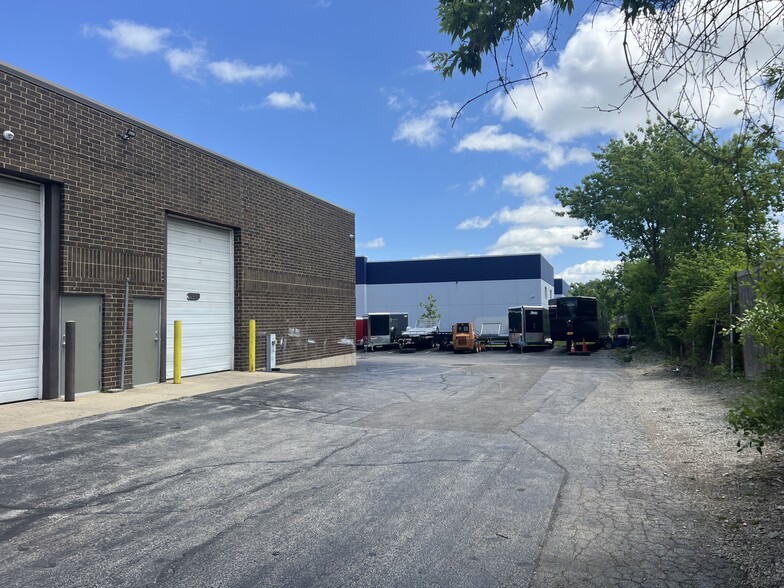 1371-1375 Wilhelm Rd, Mundelein, IL à louer - Photo de l’immeuble – Image 3 sur 40
