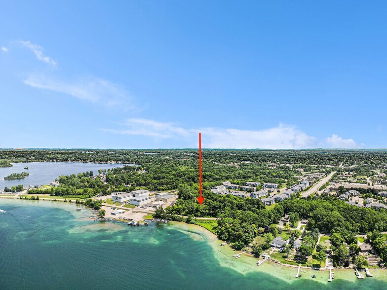 3382 W Silver Lake Rd, Fenton, MI à vendre - Photo principale – Image 2 sur 5