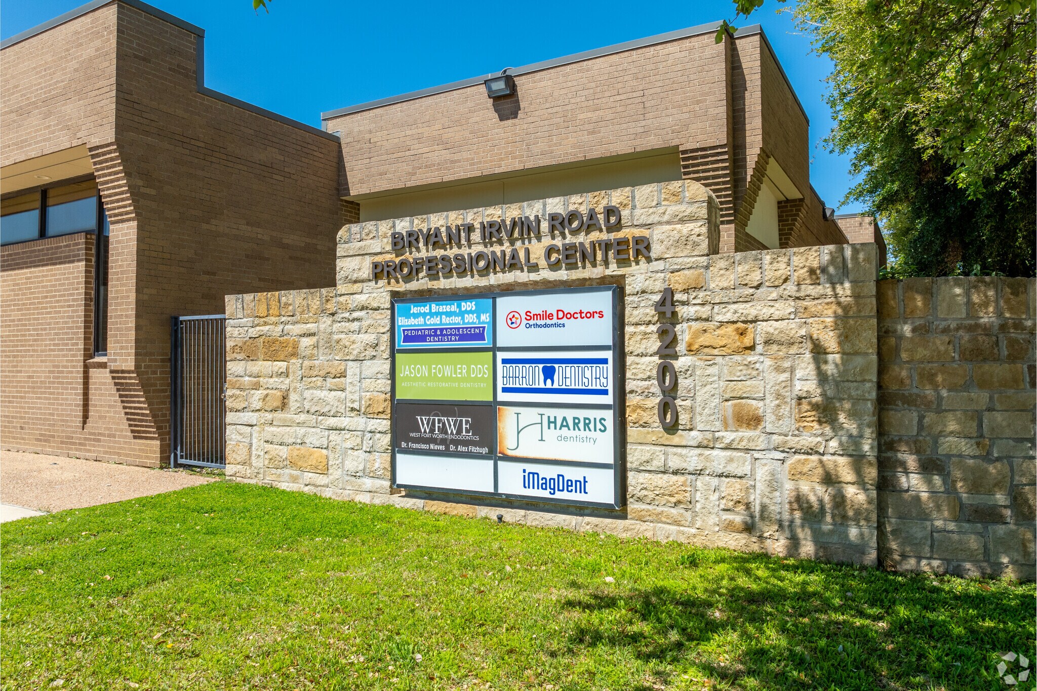 4200 Bryant Irvin Rd, Benbrook, TX à louer Photo de l’immeuble– Image 1 sur 10