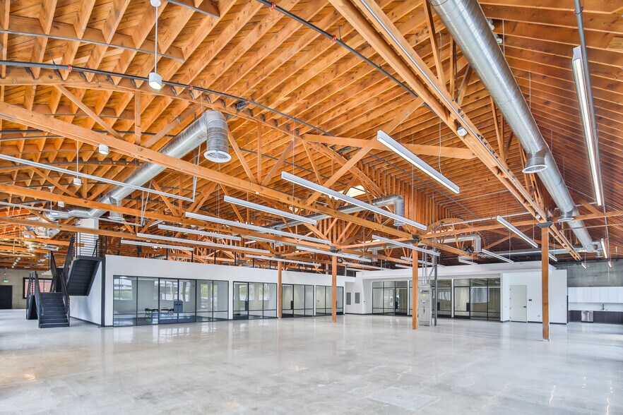 8468 Warner Dr, Culver City, CA à louer - Photo de l’immeuble – Image 3 sur 12