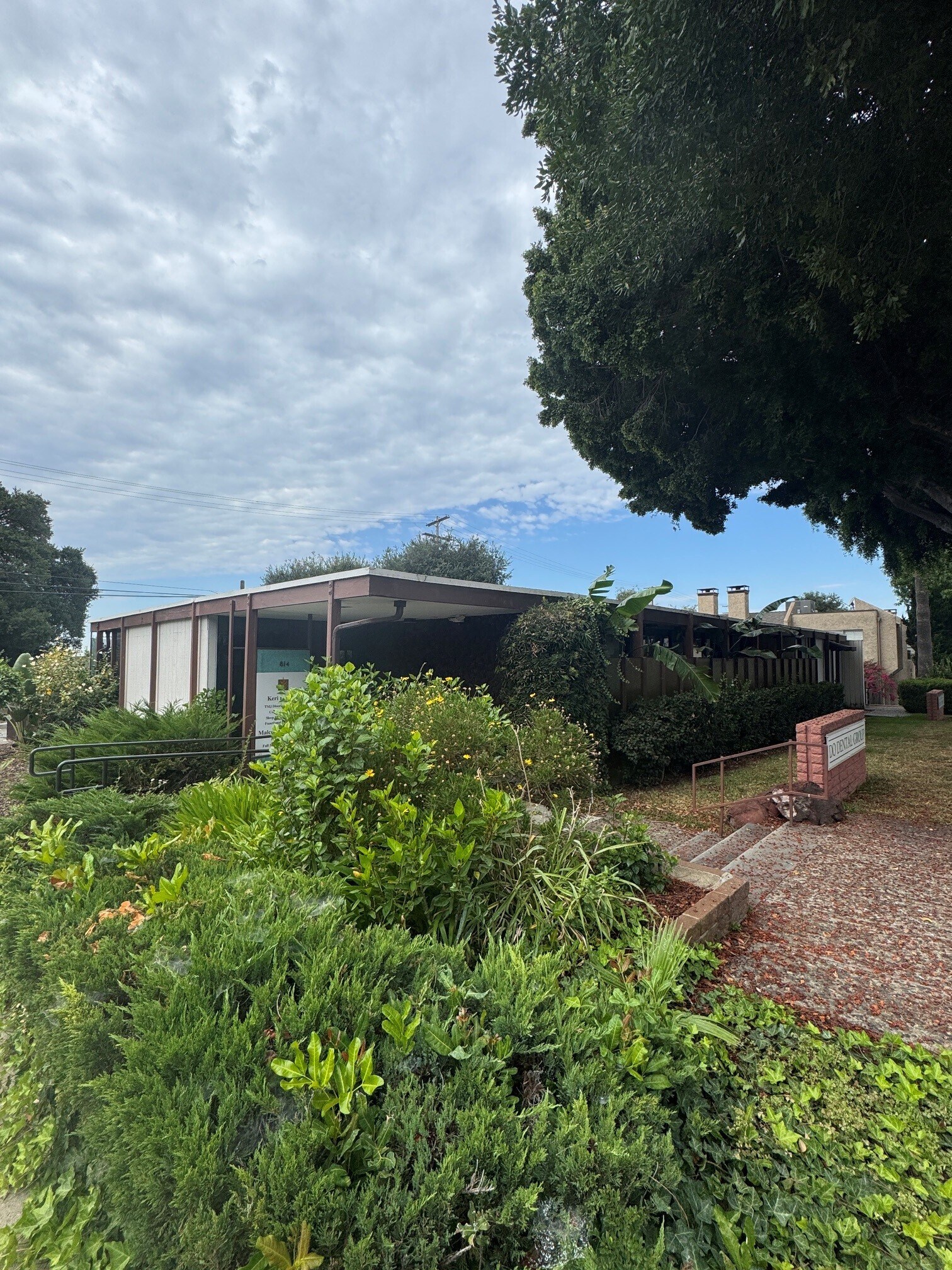 814 W Foothill Blvd, Monrovia, CA à vendre Photo de l’immeuble– Image 1 sur 25