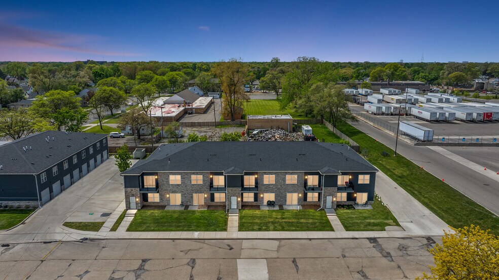 1241-1251 E Woodward Heights Blvd, Hazel Park, MI à vendre - Photo principale – Image 2 sur 58