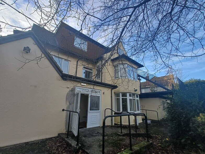 15 Queens Park Rd, Caterham à vendre - Photo de l’immeuble – Image 2 sur 6