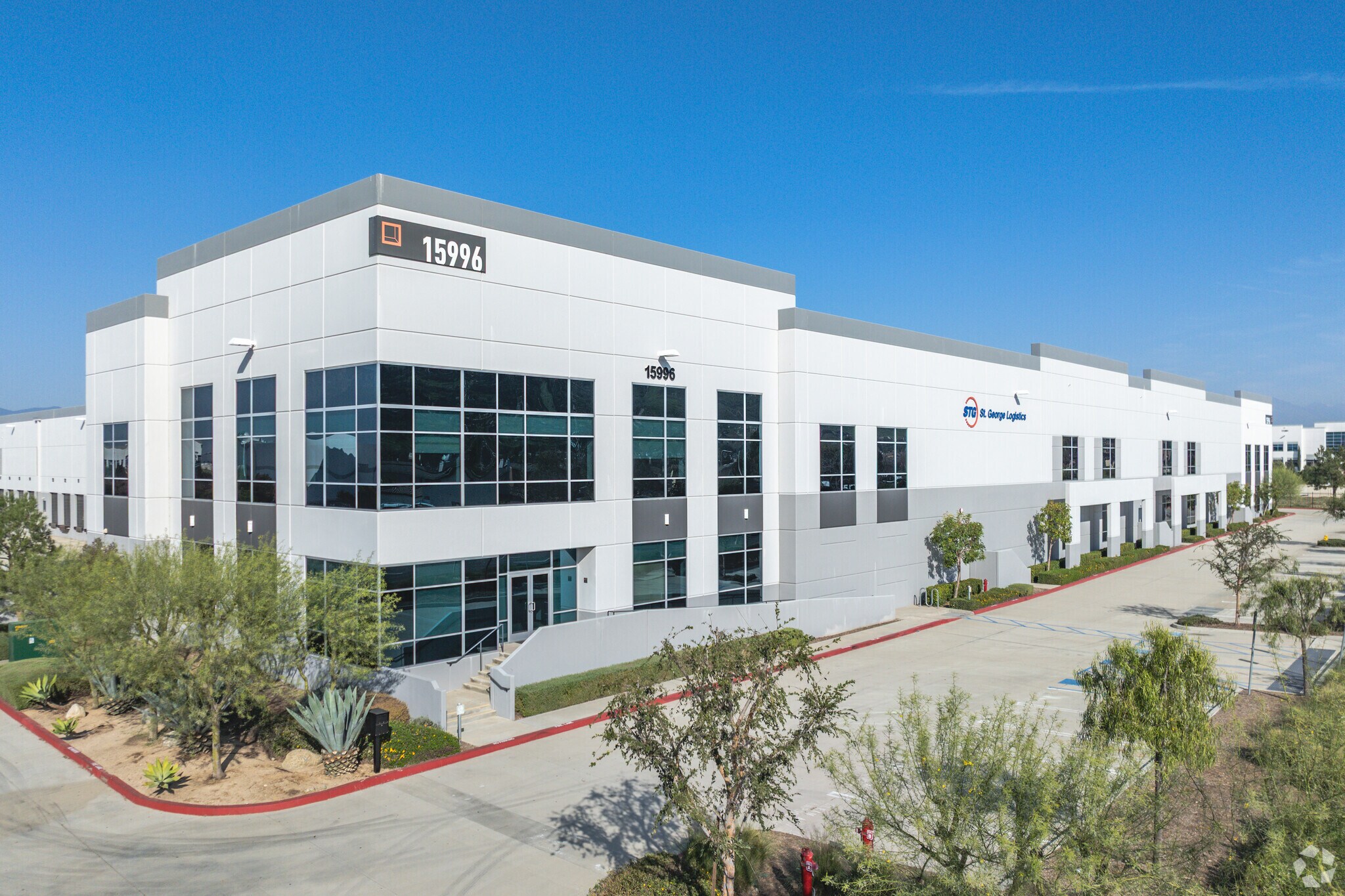 15996 Jurupa Ave, Fontana, CA à louer Photo principale– Image 1 sur 7