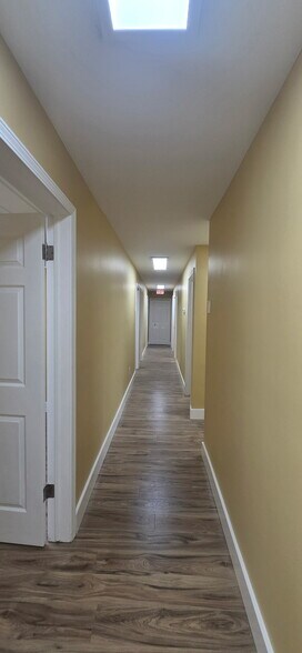 1095 W Huron St, Waterford, MI à louer - Photo de l’immeuble – Image 2 sur 19