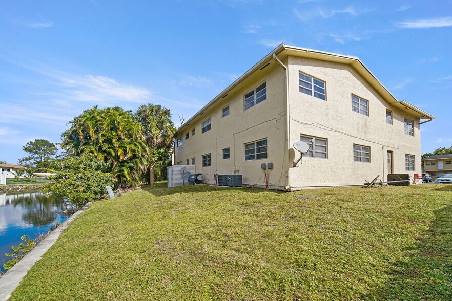 461 Sunshine Dr, Coconut Creek, FL à vendre - Photo de l’immeuble – Image 3 sur 18