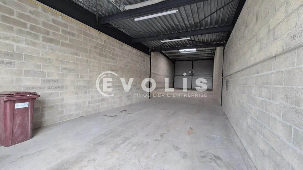 Local d’activités dans Bussy-Saint-Georges à louer - Photo de l’immeuble – Image 3 sur 6