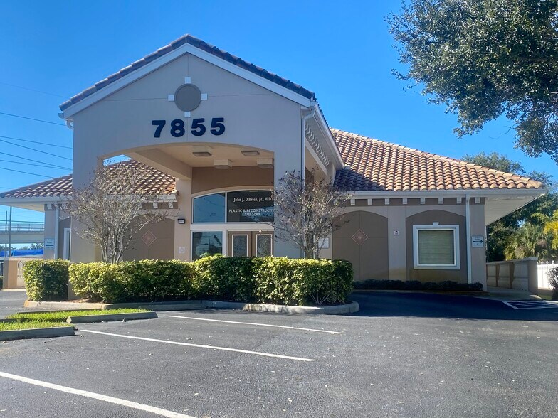 7855 38th Ave N, Saint Petersburg, FL à louer - Photo de l’immeuble – Image 1 sur 12