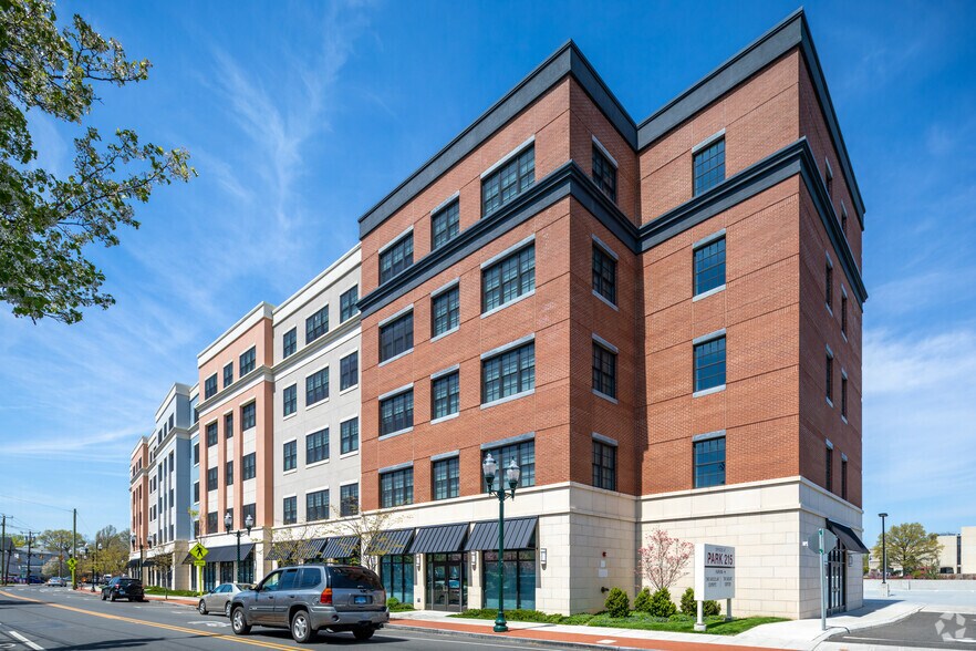 215 Stillwater Ave, Stamford, CT à louer - Photo de l’immeuble – Image 2 sur 3