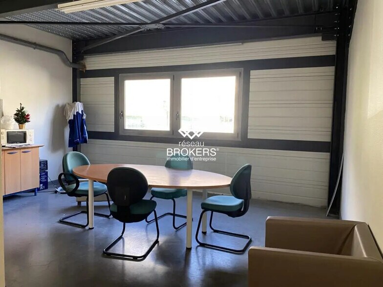 Local d’activités dans Veurey-Voroize à louer - Photo de l’immeuble – Image 2 sur 7