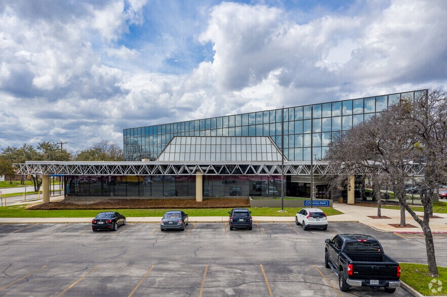 403 S WW White Rd, San Antonio, TX à louer - Photo de l’immeuble – Image 2 sur 5