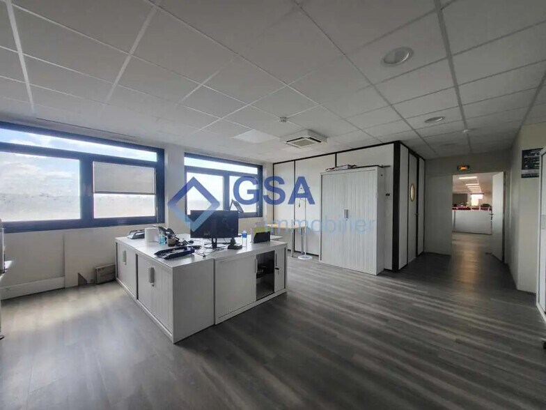 Bureau dans Viry-Châtillon à louer - Photo de l’immeuble – Image 1 sur 8
