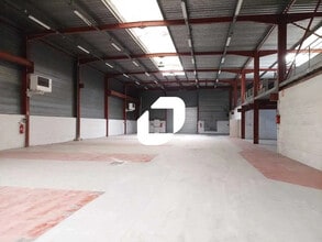 Local d’activités dans Coignières à louer Photo intérieure– Image 1 sur 9