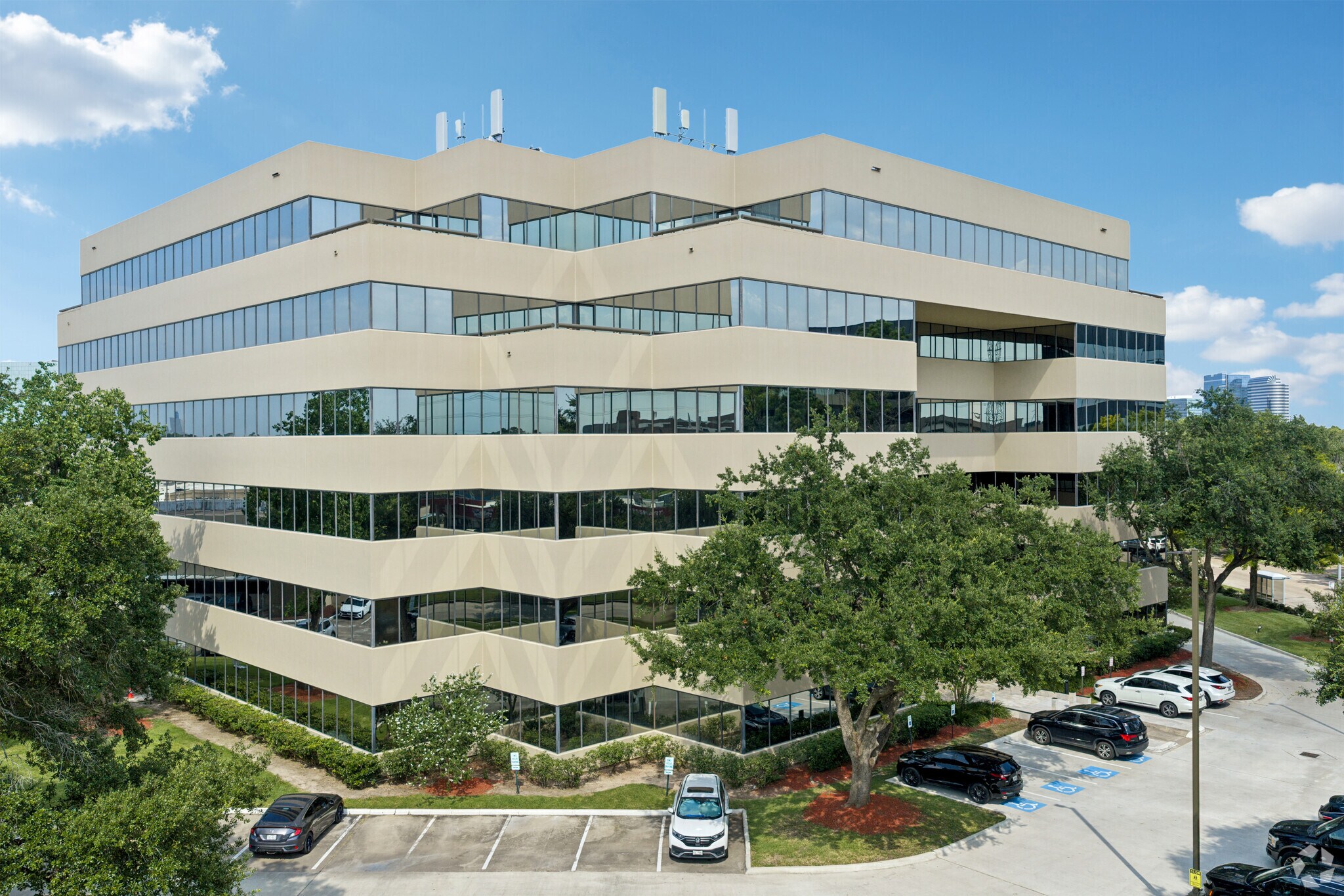 2825 Wilcrest Dr, Houston, TX à louer Photo de l’immeuble– Image 1 sur 14