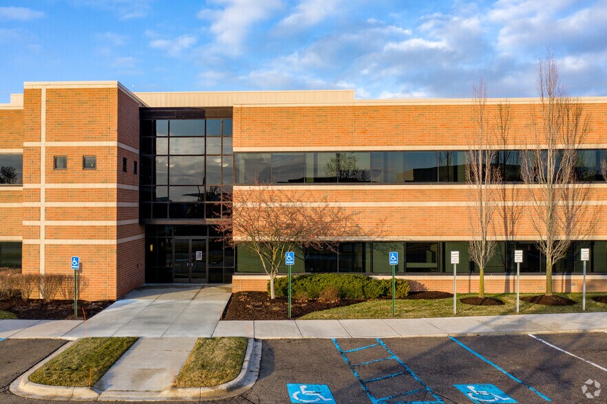 28001 Cabot Dr, Novi, MI à louer - Photo de l’immeuble – Image 2 sur 5