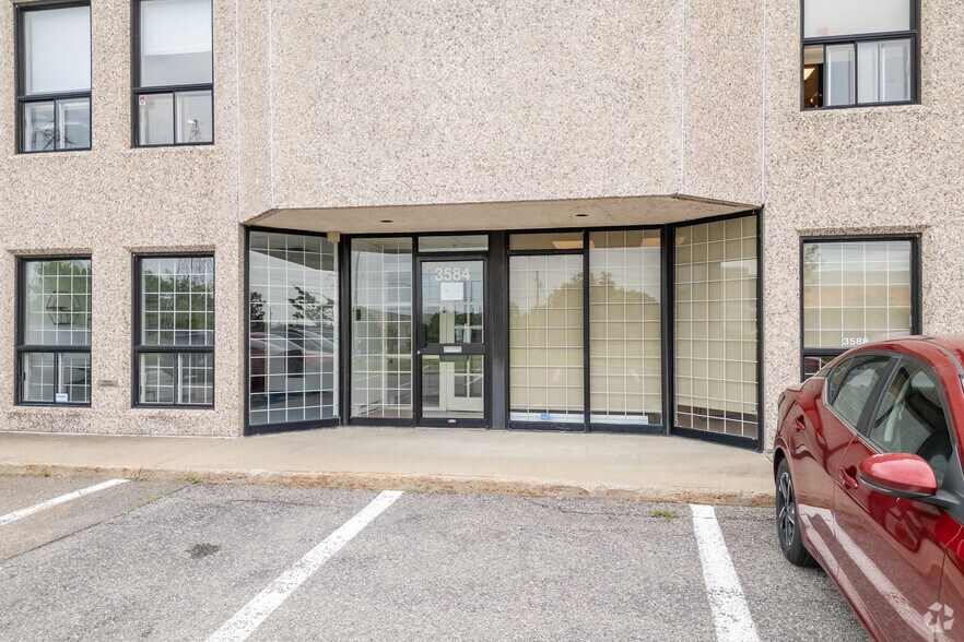 3580-3680 Boul Poirier, Montréal, QC à louer - Photo de l’immeuble – Image 3 sur 5