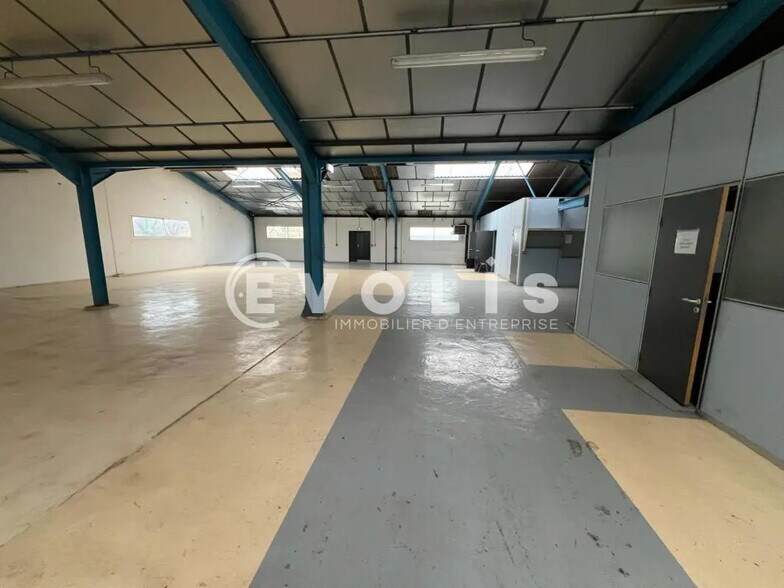 Local d'activités dans Bourgoin-Jallieu à vendre - Photo de l’immeuble – Image 3 sur 28