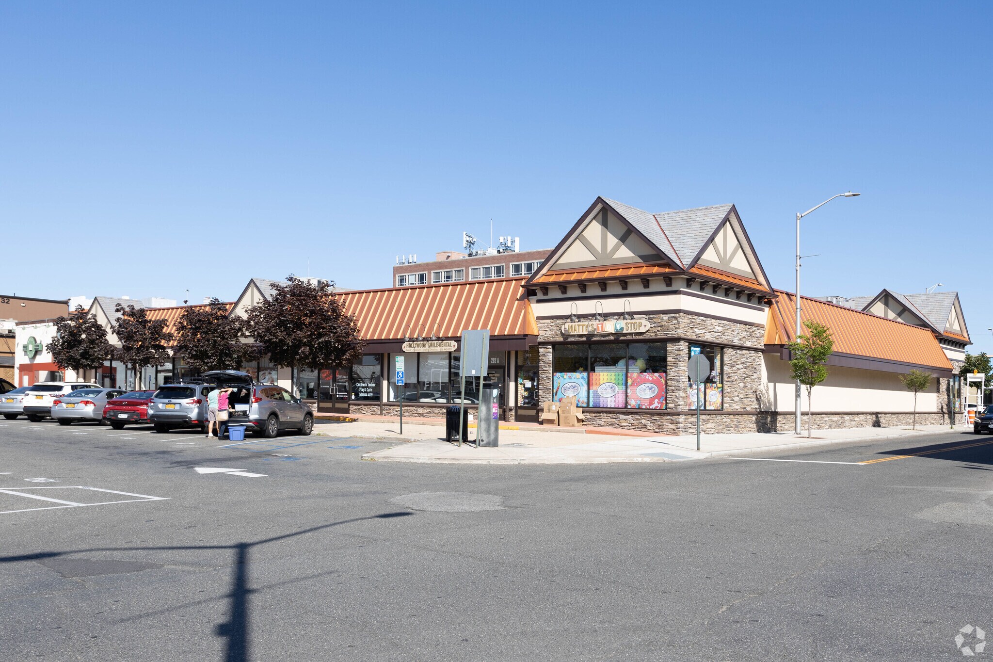 278-284 Sunrise Hwy, Rockville Centre, NY à louer Photo de l’immeuble– Image 1 sur 14