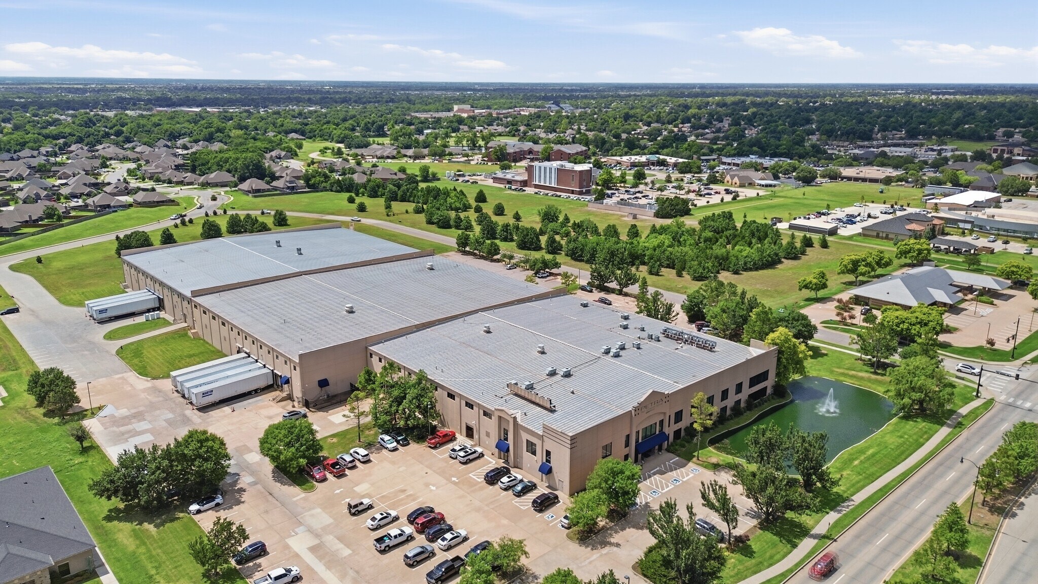2101 S Kelly Ave, Edmond, OK à louer Photo principale– Image 1 sur 8