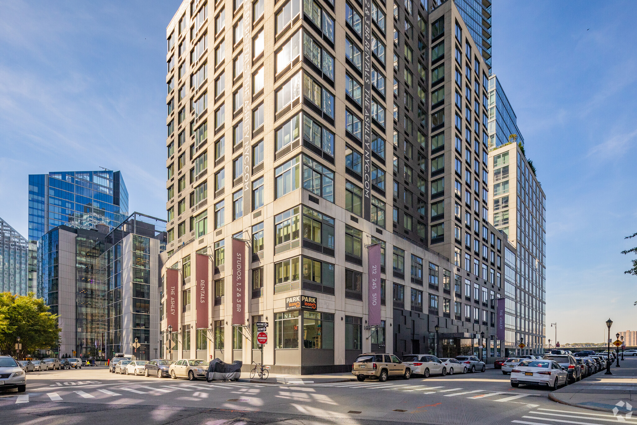 400 W 63rd St, New York, NY à louer Photo de l’immeuble– Image 1 sur 49