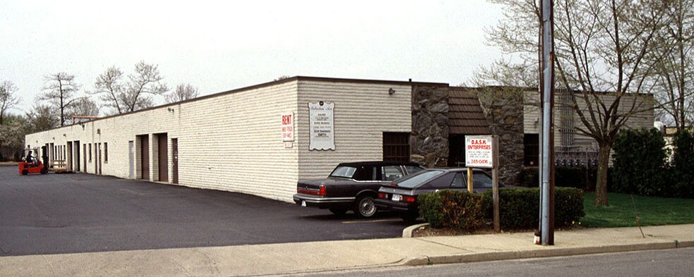 289 Suburban Ave, Deer Park, NY à louer - Photo de l’immeuble – Image 2 sur 3