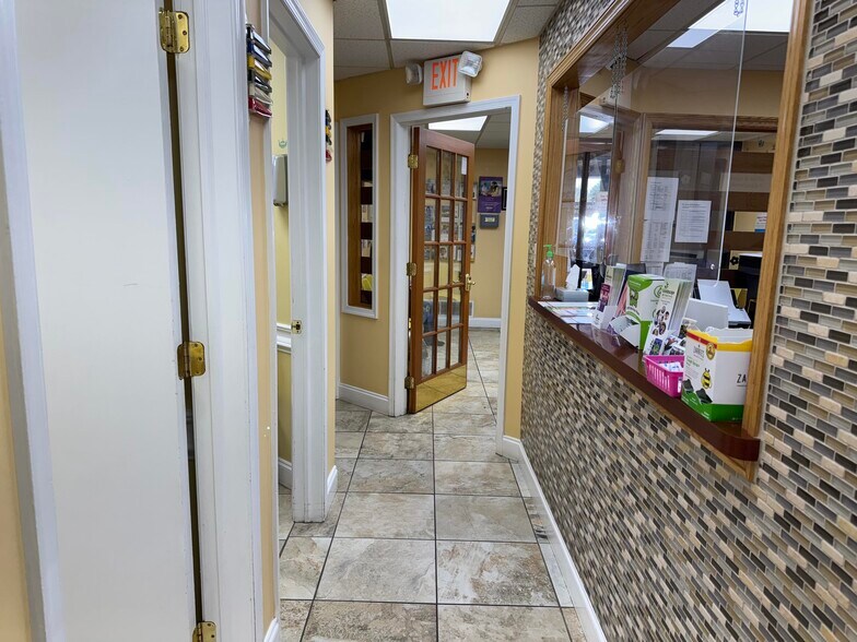 5-10 Brunswick Woods Dr, East Brunswick, NJ à louer - Photo de l’immeuble – Image 3 sur 9