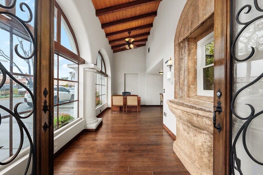 6009 Paseo Delicias, Rancho Santa Fe, CA à louer - Photo de l’immeuble – Image 3 sur 16
