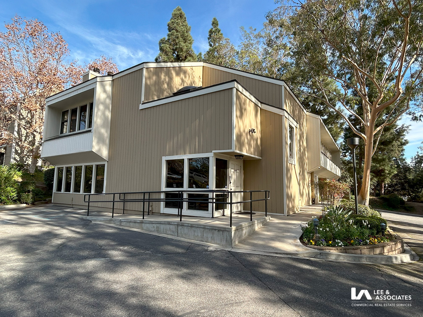 979 S Village Oaks Dr, Covina, CA à louer Photo de l’immeuble– Image 1 sur 8