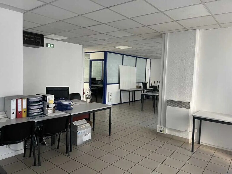 9 Place Du Faubourg, Creil à louer - Photo de l’immeuble – Image 2 sur 5