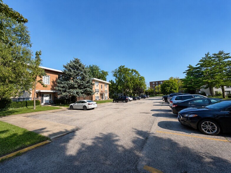 8047 W Foster Ln, Niles, IL à vendre - Photo de l’immeuble – Image 3 sur 19