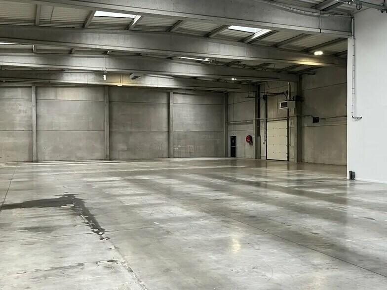 Local d’activités dans Saint-André-lez-Lille à louer - Photo de l’immeuble – Image 2 sur 11