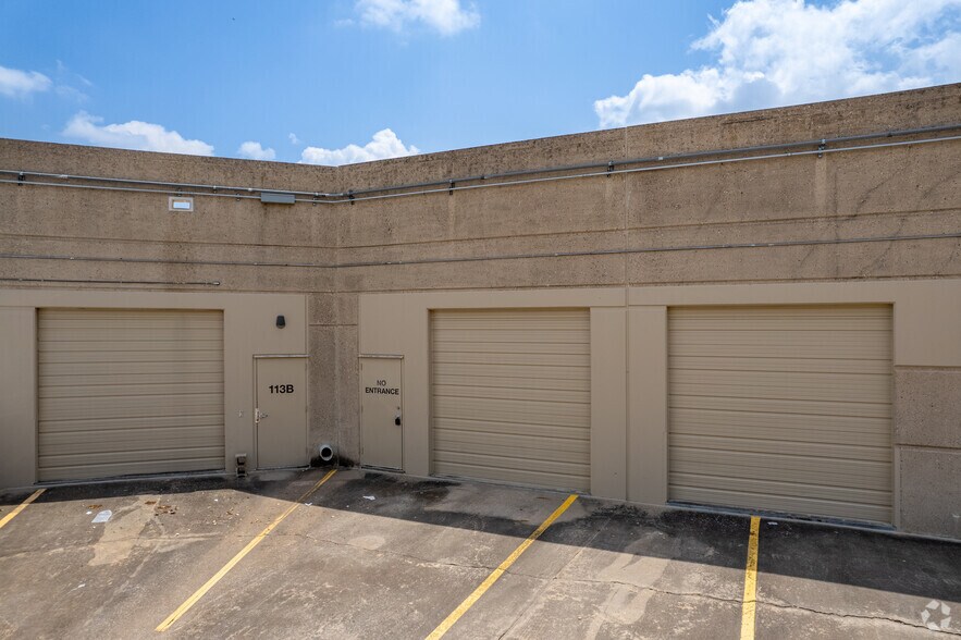 14050 Summit Dr, Austin, TX à louer - Photo de l’immeuble – Image 3 sur 9