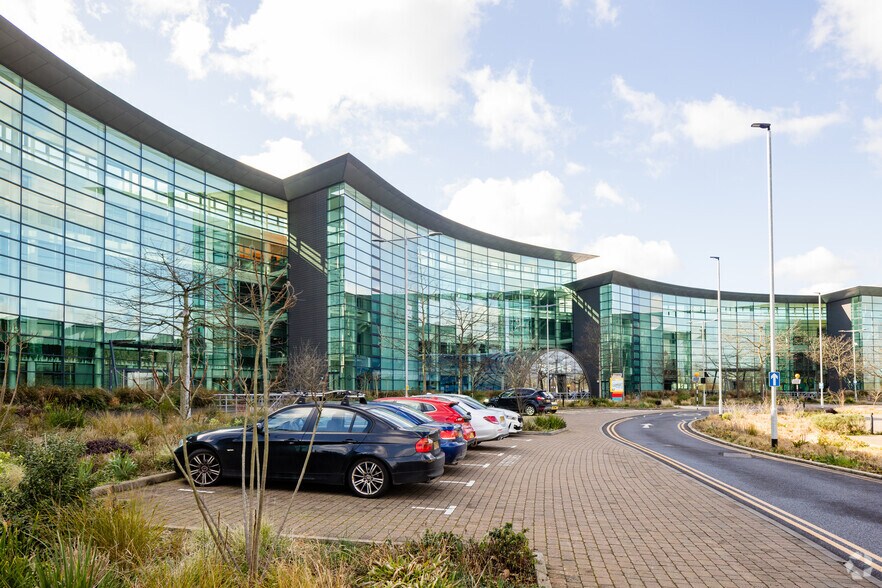 Basingstoke Rd, Reading à louer - Photo principale – Image 1 sur 21