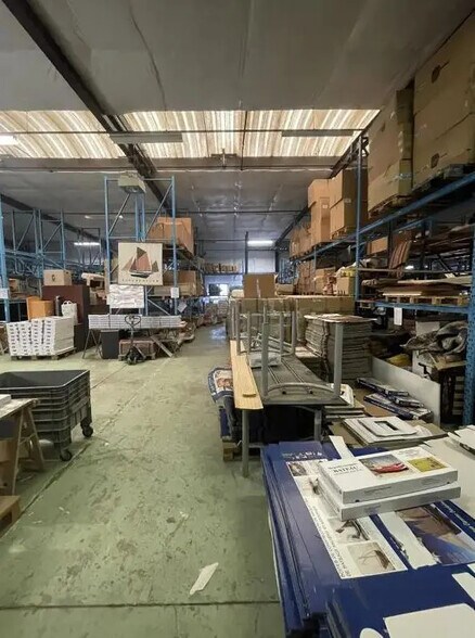 Local d'activités dans Les Mureaux à vendre - Photo de l’immeuble – Image 2 sur 5